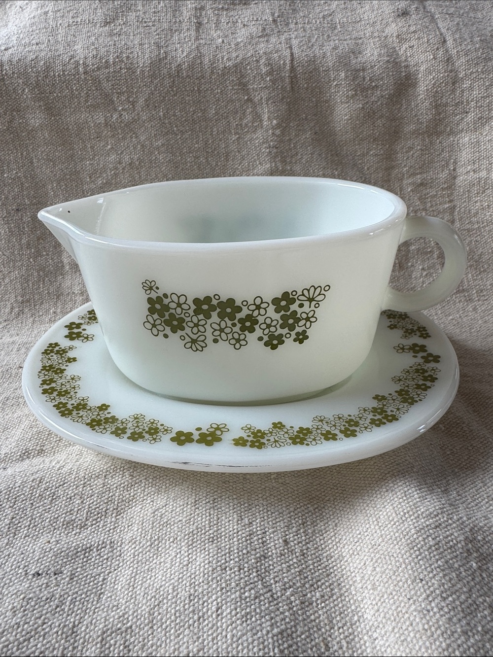 Pyrex Gravy Boat with Saucer in Crazy Daisy Pattern EUC
